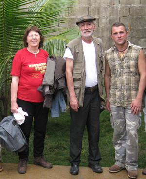 De la izquierda a la derecha: Nicole y Herbert Cartagena y Thierry Jamin. (Foto: Thierry Jamin, julio de 2004)