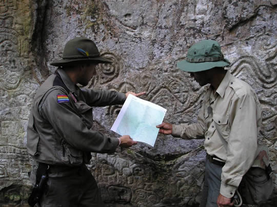 Al pie de la pared de Sector I-A, Thierry Jamin y su compañero Hermogenes Figueroa Lucana, intentan interpretar algunos glyphes muy misterioso. (Foto: Thierry Jamin, agosto de 2006)