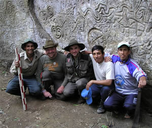 De la izquierda hacia la derecha, Hermogenes Figueroa Lucana, Alain Bonnet, Thierry Jamin, Melquiades Figueroa Lucana e Justo Figueroa Lucana, al pie de la roca principal de Pusharo. (Foto : Thierry Jamin, agosto de 2006)