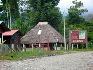 El puesto de vigilancia del Parque Nacional del Manú a Santa Cruz, en algunas centenas de metros del rio Alto Madre de Dios. (Foto: Thierry Jamin, marzo de 2007)