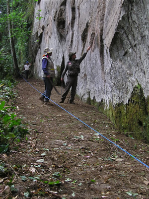 Sector I-A : el arqueólogo peruano Raúl del Mar Ismodes y Thierry Jamin interrogan el mensaje de piedra de Pusharo. (Foto: Thierry Jamin, agosto de 2006)