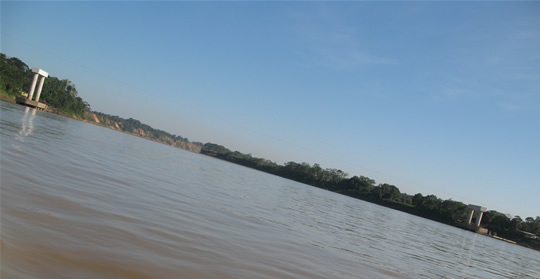 Puerto Maldonado : el futuro puente de la Carretera Transoceánica, sobre el río Alto Madre de Dios. (Foto: Thierry Jamin, julio de 2008)