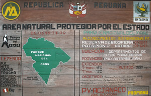 El puesto de Acjanaco, marcando la entrada en el Parque Nacional del Manú por el sur. Abajo, a la izquierda, las banderas peruana y europea recuerdan la cooperación euro-peruana a favor del parque. (Foto: Thierry Jamin, marzo de 2007)