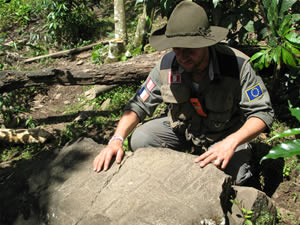 En otro sector de Mameria, Thierry Jamin estudia nuevos petroglifos, descubiertos con ocasión de su campaña de investigación de mayo de 2009. (Foto: Thierry Jamin, mayo de 2009)