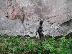 Thierry Jamin delante de la pared del Sector I-A de Pusharo. (Foto: Thierry Jamin, agosto de 2006)