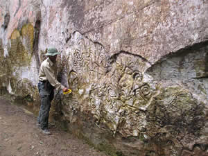 Sector I-A: Hermogenes Figueroa Lucana limpia delicadamente al cepillo una parte de la roca. (Foto: Thierry Jamin, agosto de 2006)