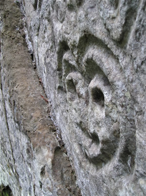 Sector I-A (detalle): vista cercana de una de las caras más famosas de Pusharo. La perspectiva permite apreciar la forma en  "U" de los grabados. (Foto: Thierry Jamin, agosto de 2006)