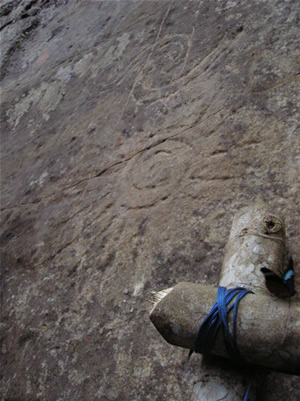 Sector I-B: Detalle del sol en su punto máximo, coronado de una doble espiral, que podría simbolizar nuestra Vía Láctea, o el Hanan Pacha. (Foto: Thierry Jamin, agosto de 2006)