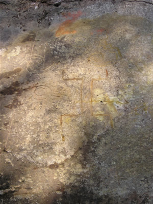 Otro personaje, en la misma posición que el anterior, parece bailar el ch’uncho cerca del sol en su punto máximo. Diversas figuras geométricas se ven también alrededor de este astro central. (Foto: Thierry Jamin, agosto de 2006) 