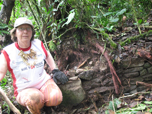 Nicole de Cartagena a Mameria, en mayo de 2009, treinta años después del descubrimiento del sitio por ella misma y Herbert Cartagena. (Foto: Thierry Jamin, mayo de 2009)