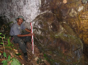 Sector II : Uno de nuestros compañeros, el SOT 1 POP Hermogenes Figueroa Lucana, mide esta formación cóncava de forma ovala, situada a la extrema derecha de la pared grabada. (Foto: Thierry Jamin, agosto de 2006)
