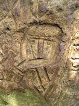 La única representación humana del Sector II. El rostro parece poseer una barba y la parte alta de la cabeza lleva un turbante que recuerda la maskapaicha de los Incas. Además, el detalle de esta figura muestra bien la forma triangular de los grabados de este sector. (Foto: Thierry Jamin, agosto de 2006)