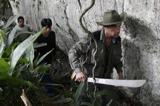 Thierry Jamin y dos de sus compañeros caminan hacia el Sector II. (Foto: Jean-Claude Coutausse/National Geographic France, junio de 2005)